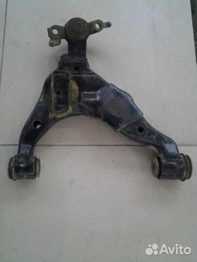 Тойота ленд-крузер рычаг передний правый нижний