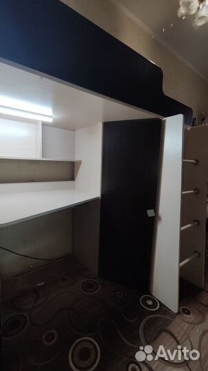 Детская кровать чердак со столом и шкафом