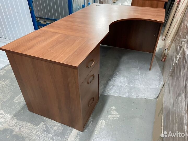 Стол офисный угловой
