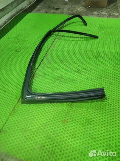 Уплотнитель стекла двери задней правой VW Jetta