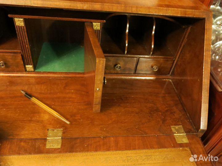 Антикварное ореховое бюро с бронзовыми накладка