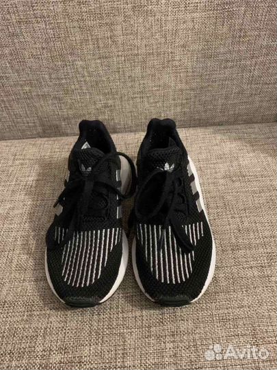 Кроссовки adidas 28
