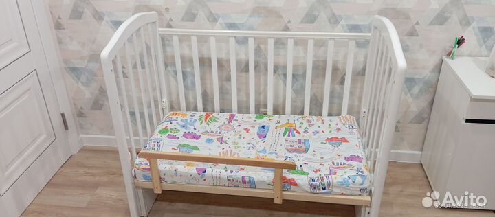 Детская кроватка с маятником и матрасом