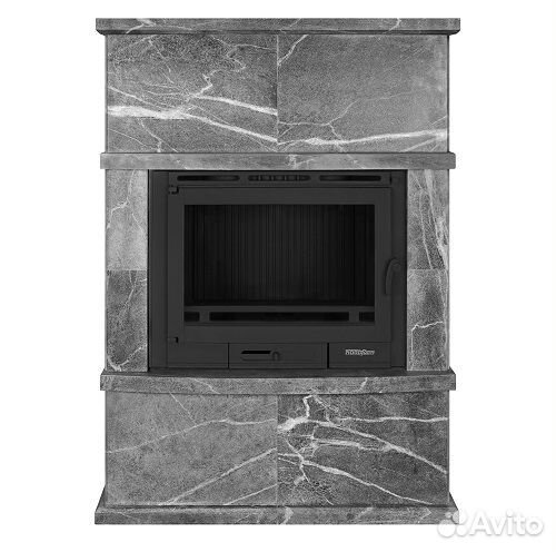Чугунный камин в облицовке из камня