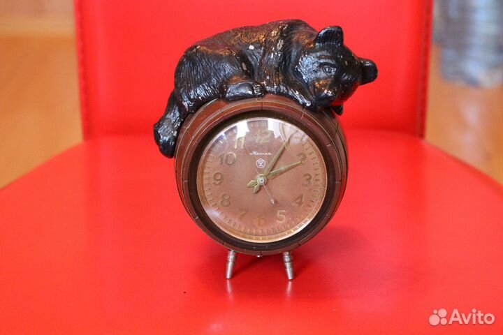 Часы механические молния Медведь на бочке. СССР