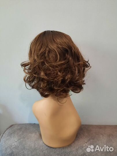 Коричневый парик с челкой и тонкими локонами