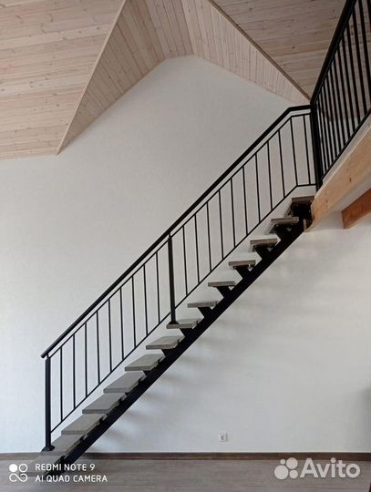 Лестница с площадкой на второй этаж