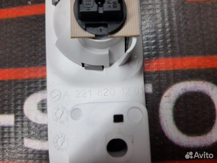 Плафон освещения задний правый Mercedes-Benz