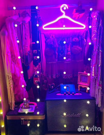 Неоновый светильник, вешалка интерьерная
