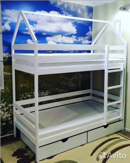 Двухъярусная кровать домик