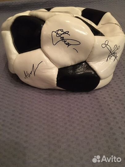 Футбольный мяч с автографами
