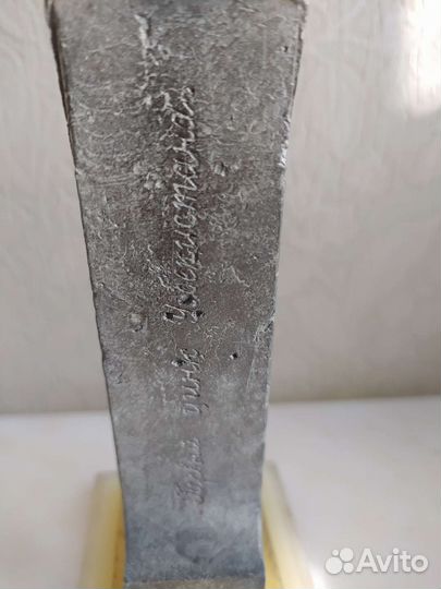 Памятная стелла производства цинка в Узбекистане