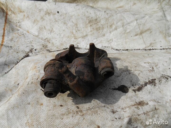 Задний правый суппорт Peugeot 605 Пежо 605