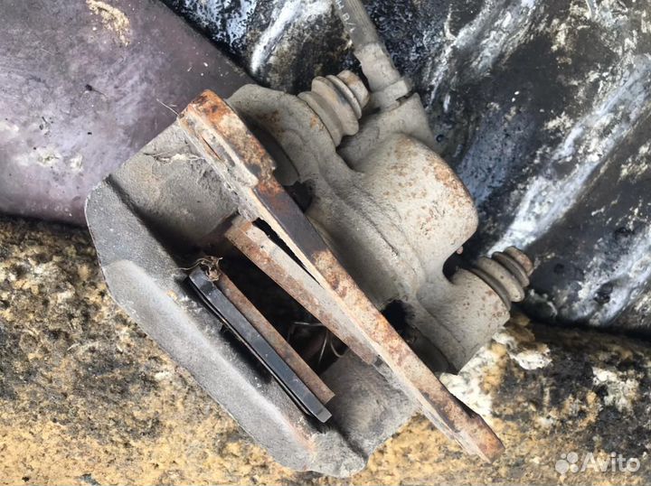 Суппорт тормозной задний правый Mitsubishi Pajero