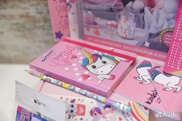 Подарочный бокс с книгами и канцелярией