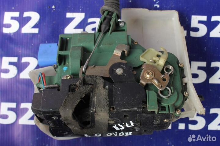 Замок двери передней правой Фольксваген Поло 2003г