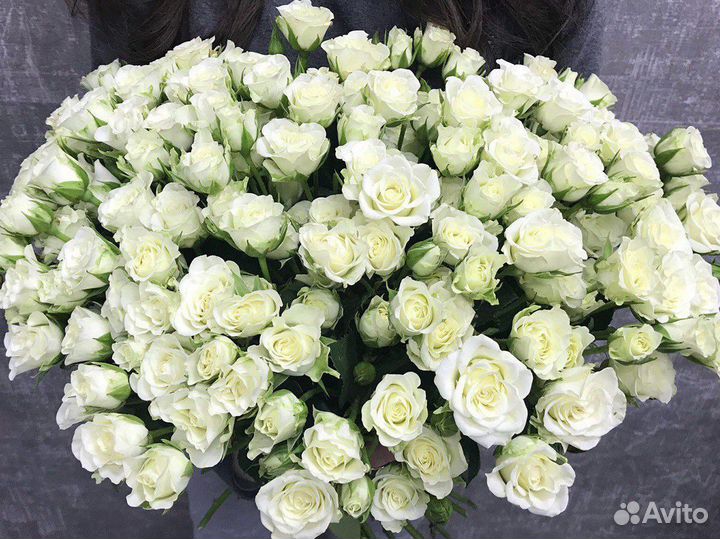 Букет из белых кустовых роз