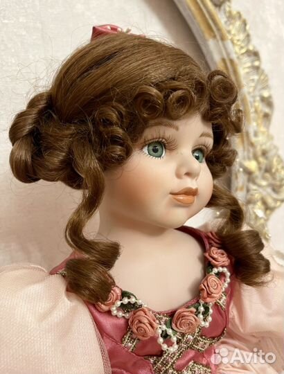 Фарфоровая кукла Leonardo Collection