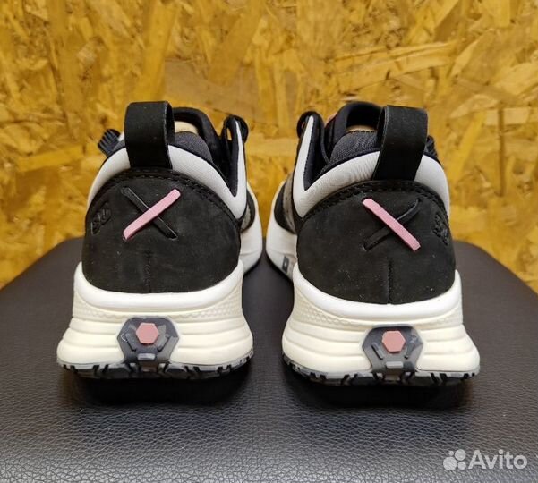 Кроссовки Deckers X Lab