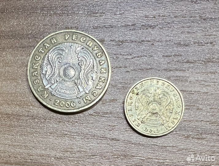 Монеты 100 тенге и 5 тенге Казахстан