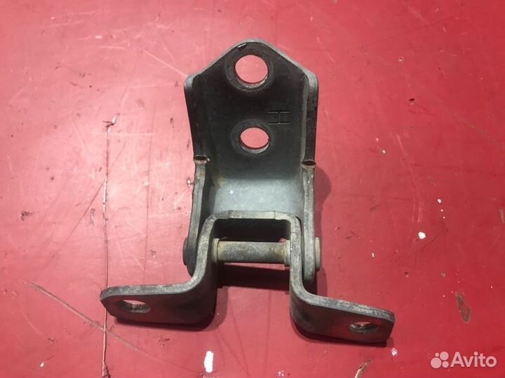 Петля двери передняя правая Mazda 6 GG L3C1 2004