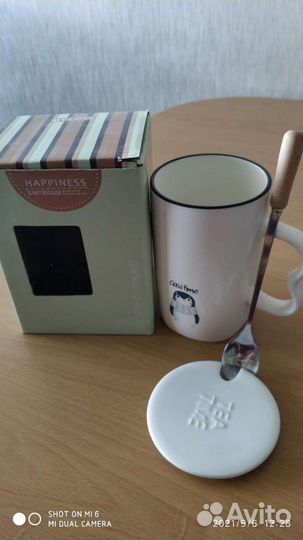 Новая кружка с крышкой и ложкой