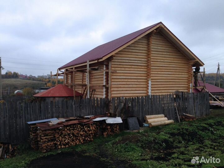 Сруб дома из бревна