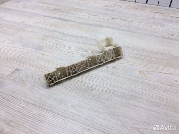 Направляющая переднего бампера левая Mitsubishi