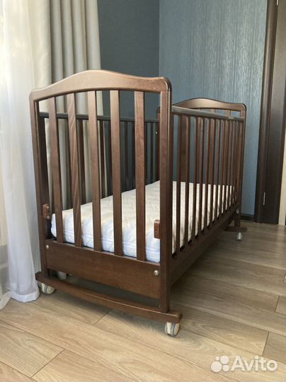 Детская кроватка с ящиком и матрасом