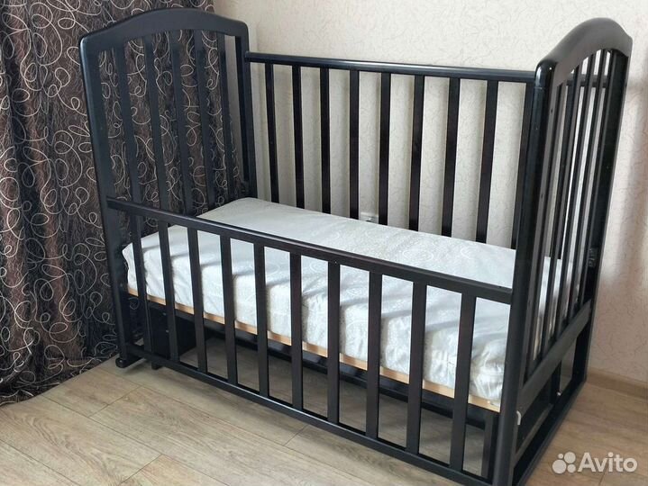 Детская кроватка с маятником