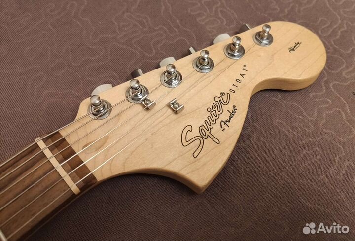 Электрогитара Fender Squier + аксессуары