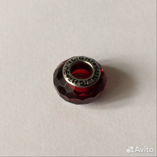Шарм рубинового цвета