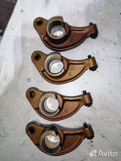 Коромысло впускного клапана правое Mitsubishi