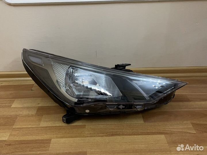 Hyundai Solaris Фара правая