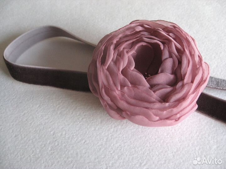 Бархатная резиночка с цветком для девочки