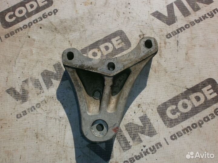 Кронштейн двигателя правый Шкода Фабия 1