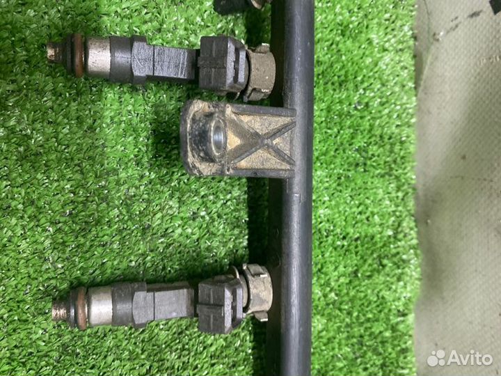 Топливная рейка с форсунками Renault Logan седан