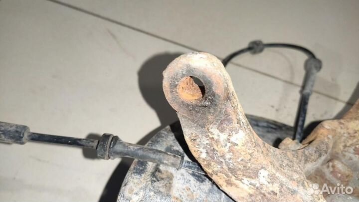 Кулак передний левый Nissan Qashqai+2 рест. 2010