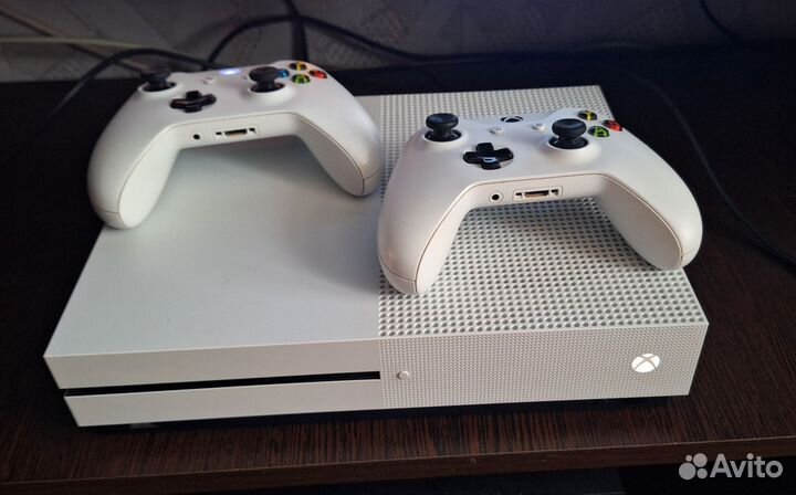 Xbox One s 2 геймпада 1tb