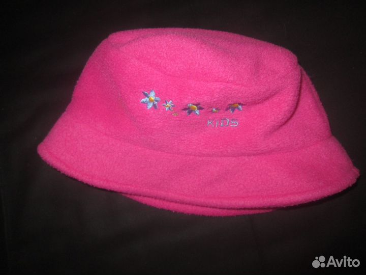 Фирменные шапочки для девочки