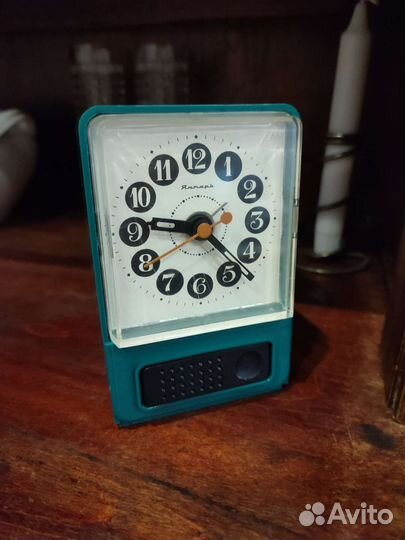 Часы будильник СССР янтарь