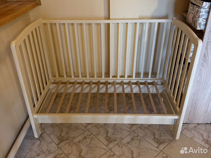 Детская кроватка с продольным маятником