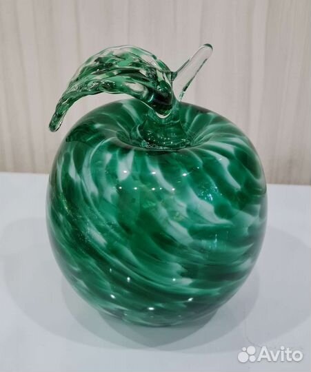 Стеклянное яблоко для декора