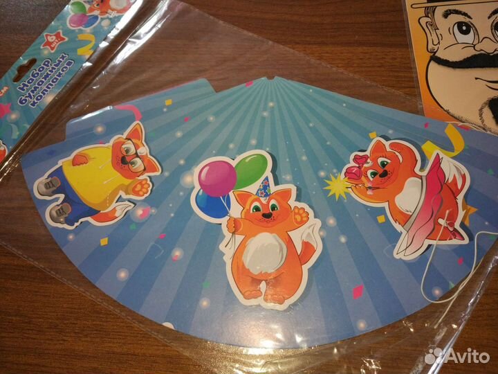 Маскарадные усы и колпаки