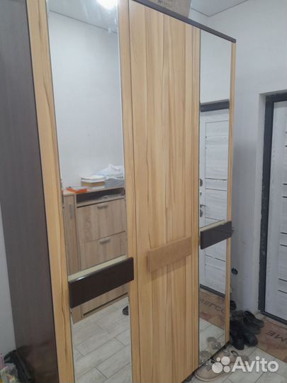 Шкаф трехдверный с зеркалом