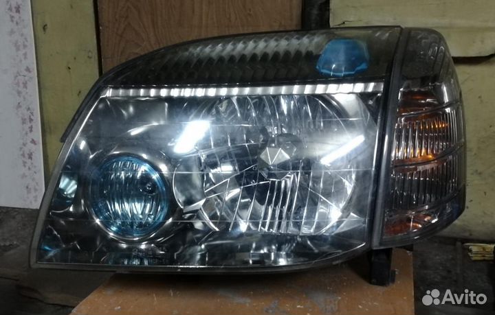 Передняя левая фара на Nissan X-Trail