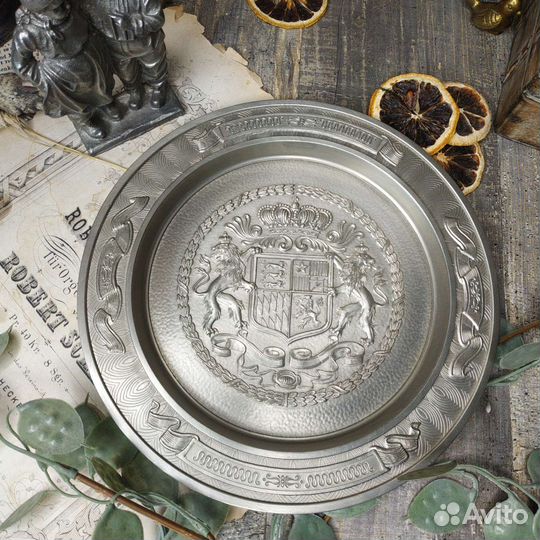 Антиквариат из Европы. Тарелка с гербом, олово
