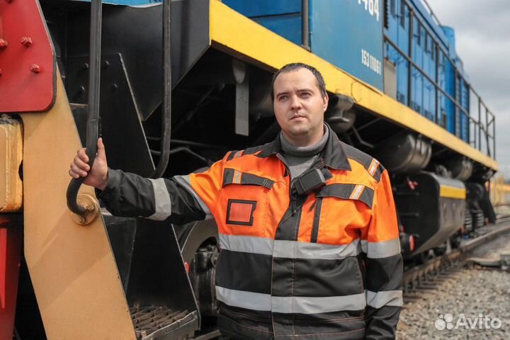 Рабочие в железнодорожный цех