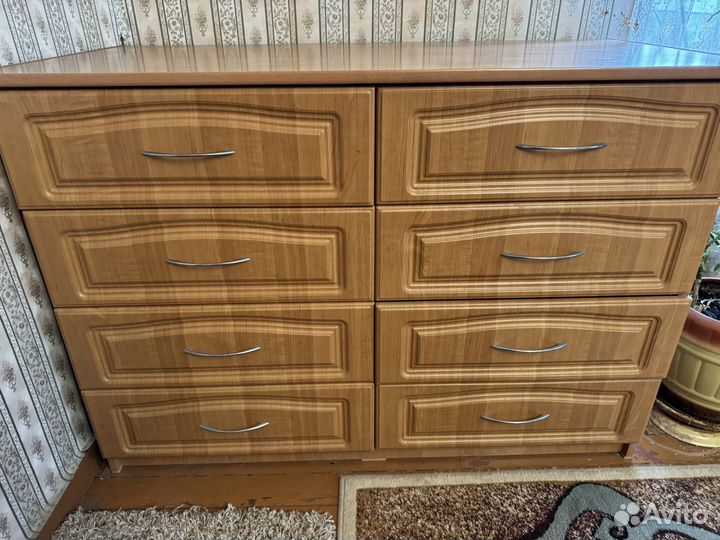 Комод с зеркалом в спальню