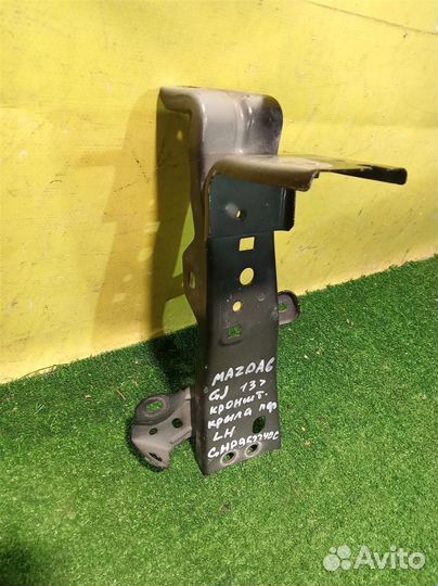 Кронштейн крепления переднего левого крыла Mazda